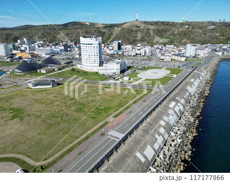 北海道の稚内港北防波堤ドームの海岸線の空撮 北海道の稚内港北防波堤ドームの海岸線の空撮 117177866
