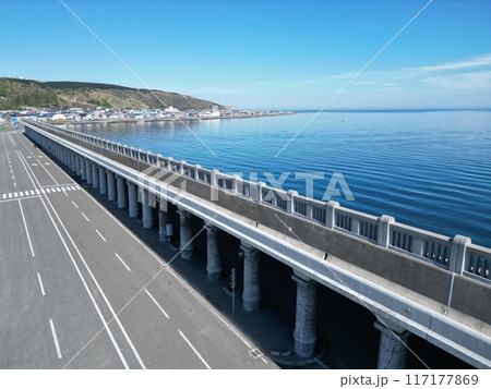 北海道の稚内港北防波堤ドームの港湾の空撮 117177869