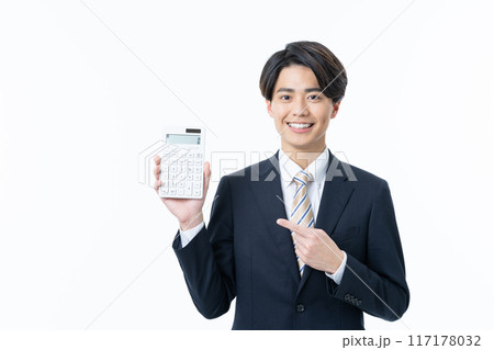 電卓を持つ若いビジネスマン 電卓を持つ若いビジネスマン 117178032
