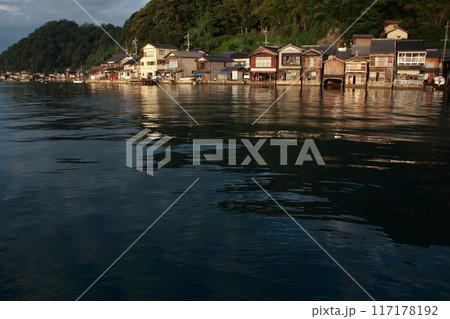 静かな朝伊根の家並 静かな朝伊根の家並 117178192