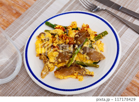Tasty scrambled eggs with asparagus and mushrooms 117178429