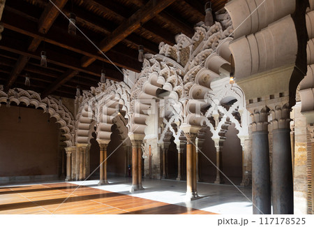 Arched gallery in Aljaferia Palace, Zaragoza, Spain 117178525