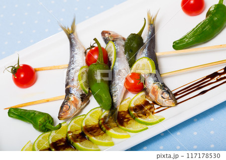 Sprats grilled with fresh vegetables 117178530