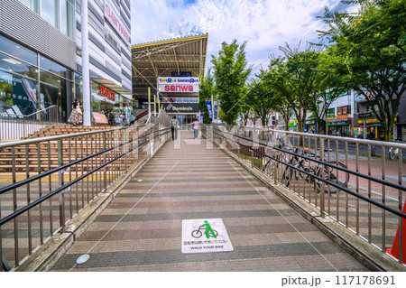 日本の横浜都市景観 地下鉄　センター南駅前の商店街などを望む＝6日 117178691