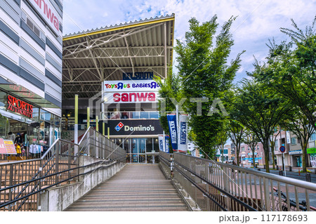 日本の横浜都市景観 地下鉄　センター南駅前の商店街などを望む＝6日 117178693
