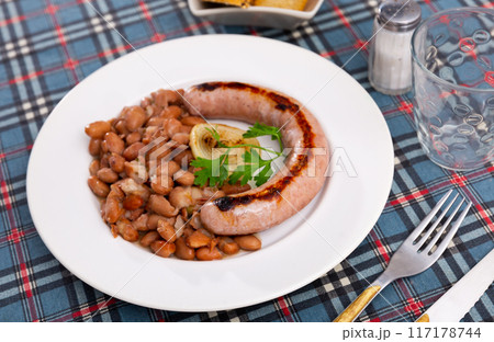Catalan stewed beans with butifarra sausage 117178744