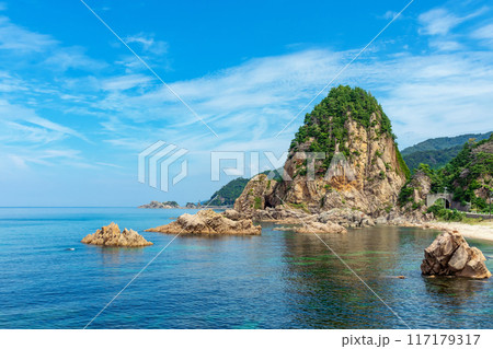 【新潟県蓬莱山】笹川流れ蓬莱山は天下の名勝。突如現れる巨大な岩山 117179317