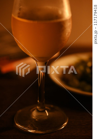 ワイングラスに注がれたビールとつまみ 117179418