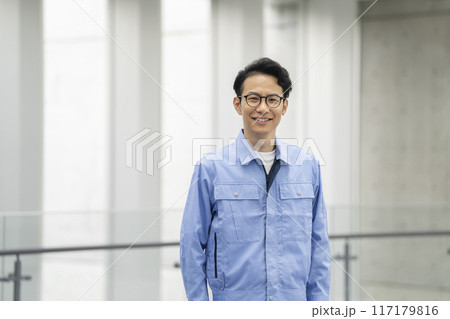 作業服を着た30代の男性 カメラ目線のポートレート 作業服を着た30代の男性 カメラ目線のポートレート 117179816