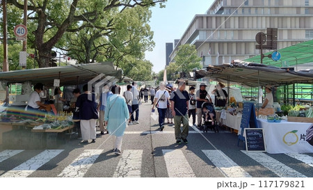 人で賑わう街路市 人で賑わう街路市 117179821