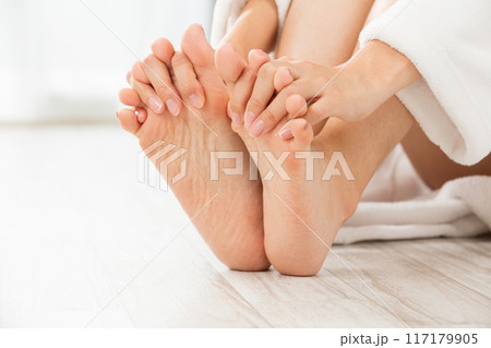 足裏をマッサージする女性. 足裏をマッサージする女性. 117179905