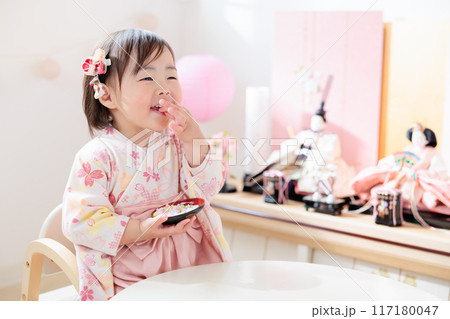 ひな祭り　金平糖を食べる1歳児 117180047