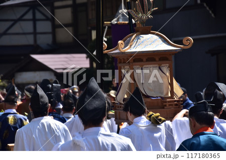 日本の岐阜県高山市 春の高山祭 神輿を担ぎ、大名行列に参加する人達 着物を着て、烏帽子を被る姿 日本の岐阜県高山市 春の高山祭 神輿を担ぎ、大名行列に参加する人達 着物を着て、烏帽子を被る姿 117180365