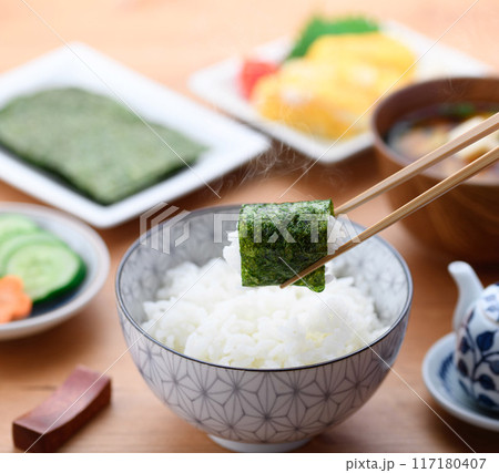 日本の朝食 海苔 味噌味 お漬物 玉子焼き 日本の朝食 海苔 味噌味 お漬物 玉子焼き 117180407