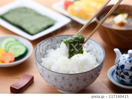 日本の朝食 海苔 味噌味 お漬物 玉子焼き 日本の朝食 海苔 味噌味 お漬物 玉子焼き 117180415