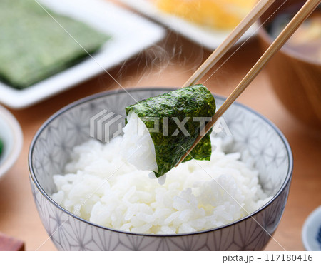 日本の朝食 海苔 味噌味 お漬物 玉子焼き 日本の朝食 海苔 味噌味 お漬物 玉子焼き 117180416