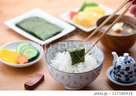 日本の朝食 海苔 味噌味 お漬物 玉子焼き 日本の朝食 海苔 味噌味 お漬物 玉子焼き 117180418