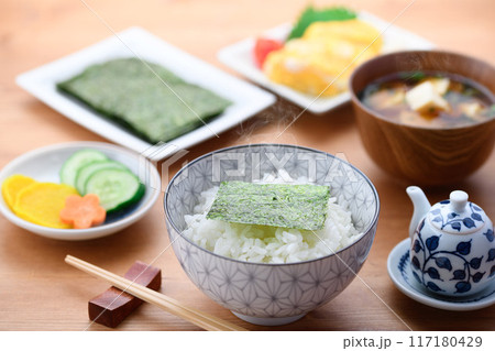 日本の朝食 海苔 味噌味 お漬物 玉子焼き 117180429