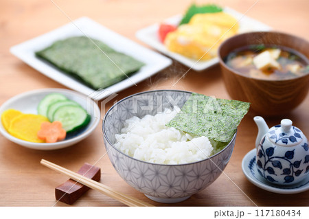日本の朝食 海苔 味噌味 お漬物 玉子焼き 日本の朝食 海苔 味噌味 お漬物 玉子焼き 117180434