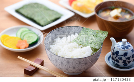 日本の朝食 海苔 味噌味 お漬物 玉子焼き 117180438