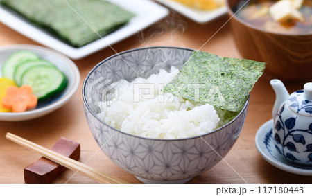 日本の朝食 海苔 味噌味 お漬物 玉子焼き 117180443