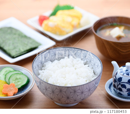 日本の朝食 海苔 味噌味 お漬物 玉子焼き 日本の朝食 海苔 味噌味 お漬物 玉子焼き 117180453