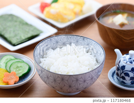 日本の朝食 海苔 味噌味 お漬物 玉子焼き 日本の朝食 海苔 味噌味 お漬物 玉子焼き 117180468