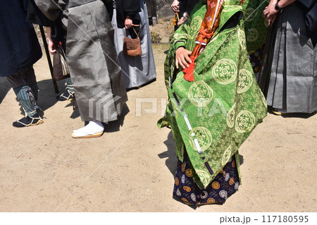 日本の岐阜県高山市　春の高山祭　着物を着て大名行列に参加する人達　緑色の装束を着ている子供 117180595