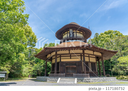 三重県伊賀市 夏の伊賀上野城内にある松尾芭蕉生誕300年を記念して建てられた俳聖殿 三重県伊賀市 夏の伊賀上野城内にある松尾芭蕉生誕300年を記念して建てられた俳聖殿 117180732