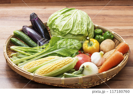 野菜いろいろ　緑黄色野菜　夏野菜　春野菜　採れたて新鮮野菜　健康野菜 117180760