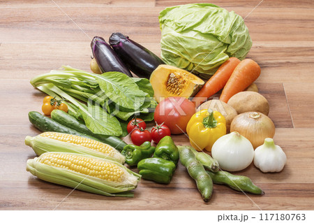 野菜いろいろ　緑黄色野菜　夏野菜　春野菜　採れたて新鮮野菜　健康野菜 117180763