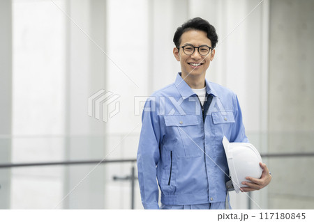 作業服姿の男性　カメラ目線　笑顔のポートレート 117180845