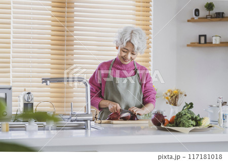料理をするシニア女性 117181018