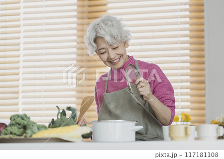 料理をするシニア女性 117181108