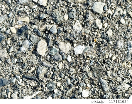 たくさんの石の中にあるハート型の石 117181624