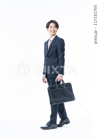 白バックで歩く若いビジネスマン 117181705