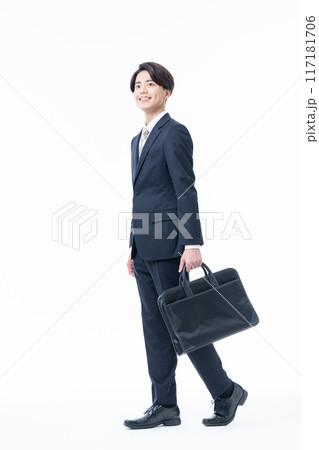 白バックで歩く若いビジネスマン 117181706