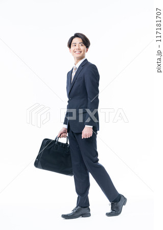 白バックで歩く若いビジネスマン 白バックで歩く若いビジネスマン 117181707