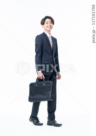 白バックで歩く若いビジネスマン 117181708
