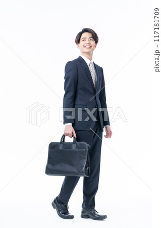 白バックで歩く若いビジネスマン 117181709