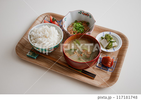 白ごはんとナメコと大根とネギのお味噌汁と納豆のヘルシーな和朝食 白ごはんとナメコと大根とネギのお味噌汁と納豆のヘルシーな和朝食 117181748