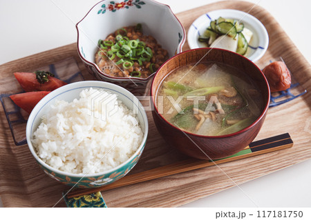 白ごはんとナメコと大根とネギのお味噌汁と納豆のヘルシーな和朝食 117181750