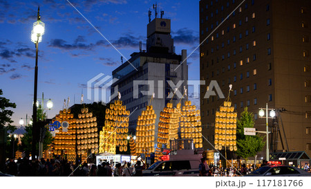 黄昏どき　勢揃いした竿燈　秋田竿燈祭りの開始 117181766
