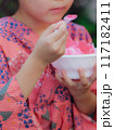カキ氷を食べる女の子 117182411
