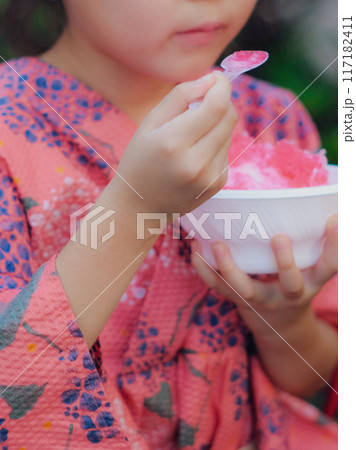 カキ氷を食べる女の子 カキ氷を食べる女の子 117182411