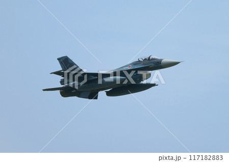 水平飛行する航空自衛隊F-2戦闘機 水平飛行する航空自衛隊F-2戦闘機 117182883