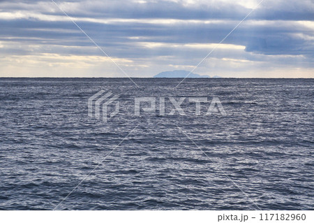 下田の美しい海と水平線 (静岡県下田市) 下田の美しい海と水平線 (静岡県下田市) 117182960