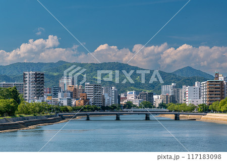 広島市の川辺の風景 南大橋から北にある明治橋の方向を見た風景 広島市の川辺の風景 南大橋から北にある明治橋の方向を見た風景 117183098