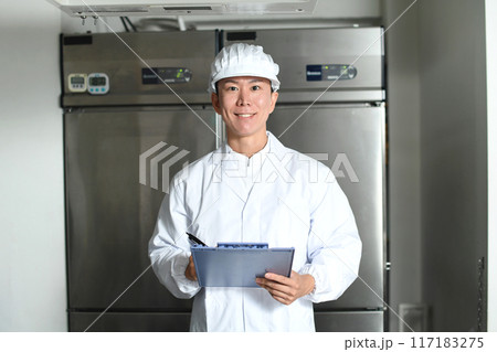 厨房で検査をする衛生服を着たアジア人男性 117183275