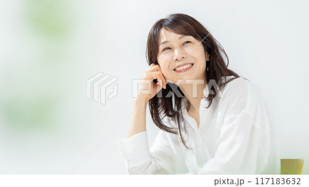 ミドル女性　ポートレート　ビューティー 117183632